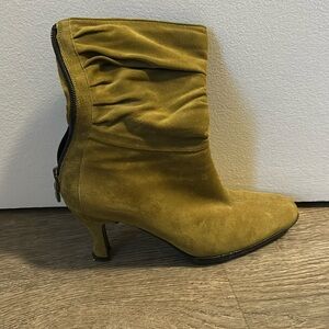 Women’s Aquatalia Suede Boots (US Size 9)